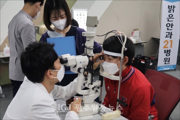 외야수 최원준이 눈 종합 검진을 받고 있다.