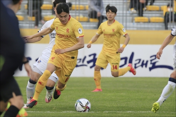 3월 6일 울산과의 2R 홈경기에서 김주공 선수가 드리블을 하고 있다.