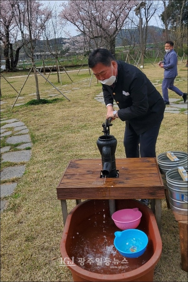 작두샘에서 펌프를 작동하는 김산 군수