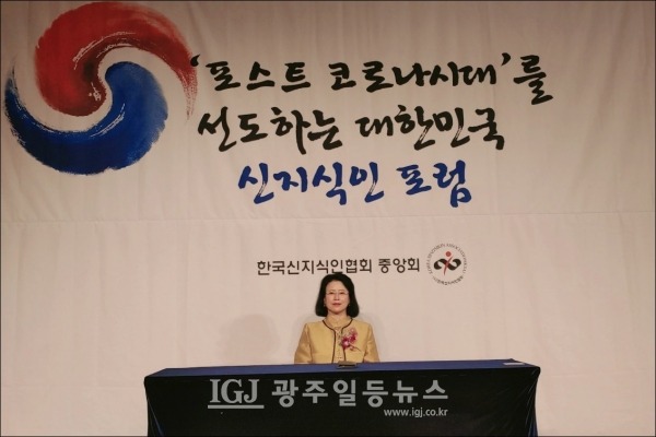 주경야독으로 56새애 박사학위를 취득한 전선영 박사.