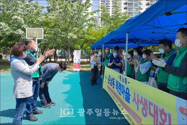 박종배 새마을지도자가 광산구의회 공병철 의원을 소개하자 깊이 허리 굽혀 인사를 하고 있다. 왼쪽은 고아산구의회 윤혜영 의원.