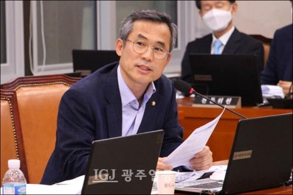 김승남 국회의원의 상임위원회 질의 모습. (자료 사진)
