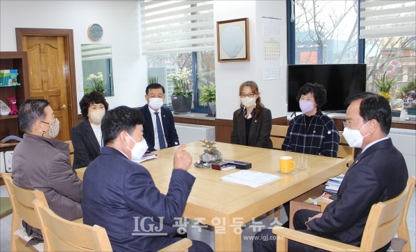 김병우 회장이 김삼호 광산구청장에게 외국인 근로자 처우에 대한 건의를 하고 있다.