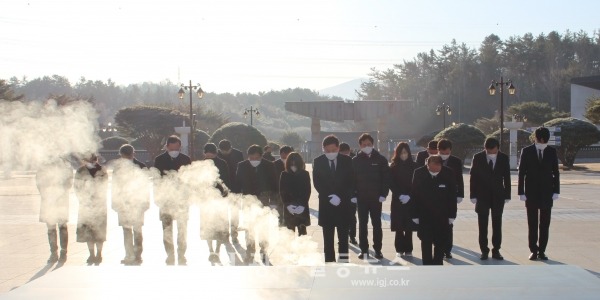 송갑석 광주시당 위원장의 분향한 후 참배자들이 영령들에게 묵념하고 있다.