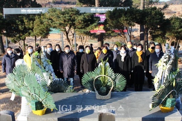 정의당 광주광역시당이 1월 3일 광주 망월동 민족민주열사 묘역을 찾아 열사들을 참배하고 있다.