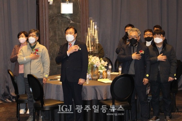 국기에 대한 경례를 하는 우산신협 김재일 이사장(왼쪽에서 세 번째), 송영남 이사(맨 왼쪽) 등 임원들 모습.