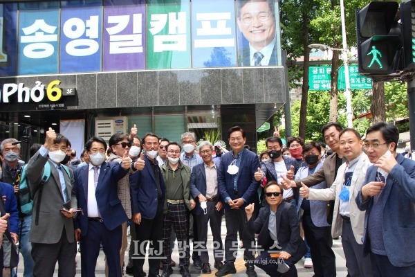송영길 후보가 개소식 시작 전 캠프 밖에서 모교인 광주 대동고 동문과 함께 기념 촬영을 하고 있다.