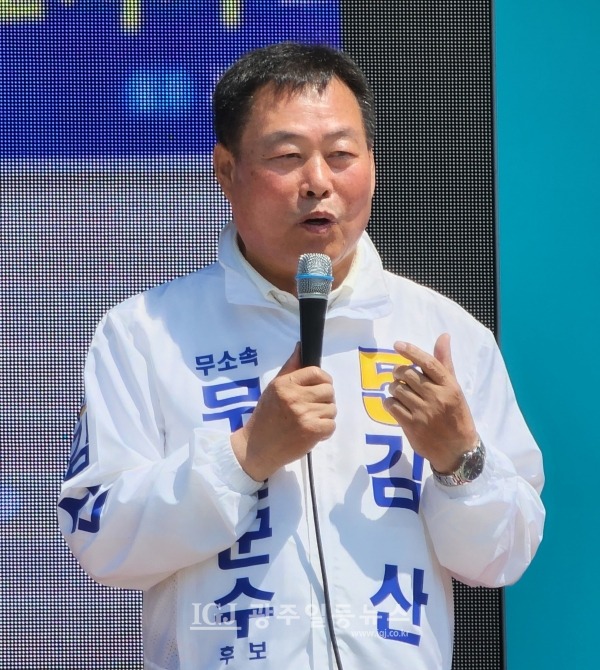 21일 '일로 장날' 유세를 하는 김산 무안군수.