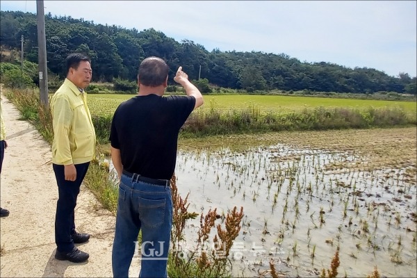 가뭄 극복 현장을 방문한 김산 무안군수가 농민의 얘기를 듣고 있다.