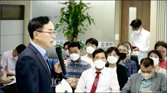 8월 10일 진행된 김경만 국회의원의 '서구을 시민 소통의 날 행사'에서 김 의원이 발언을 하고 있다.