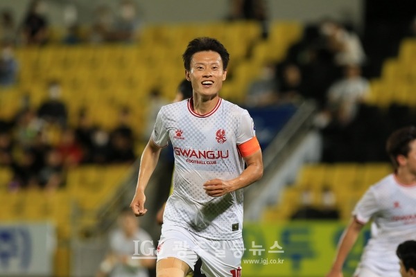 6월 18일 전남과의 21R 경기에서 득점에 성공한 광주FC의 김종우 선수가 세리머니를 하고 있다.
