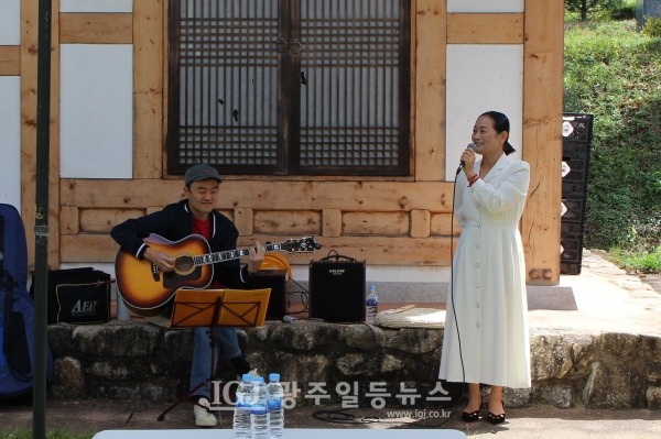 '창극 프로젝트, 소리치다' 박해리 대표의 사회로 공연이 시작된다.