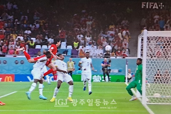 [카타르 월드컵] 한국과 가나와의 경기에서 조규성 선수가 멀티 골을 성공시키면서 동점을 만드는 장면. (사진 : 카타르 월드컵 홈페이지 갈무리)