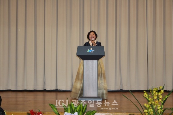 광산구여성단체협의회 제18대 이순덕 회장의 취임사 모습.