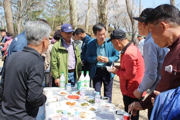 송산근린공원에 도착한 박균택 변호사가 홍기은 회장 등 본량동 주민들의 이야기를 듣고 있다.