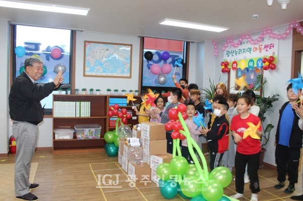 오동근 광산문화원장이 광산누리지역아동센터 어린이들에게 환하게 웃으면서 격려의 말을 하고 있다.