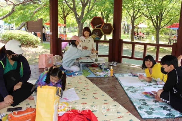 정자에서도... 「제18회 운남동 목련마을 사생대회」가 한창인 모습. 운남근린공원 정자 운남정에서 그림 그리기에 열중인 어린이들 모습.
