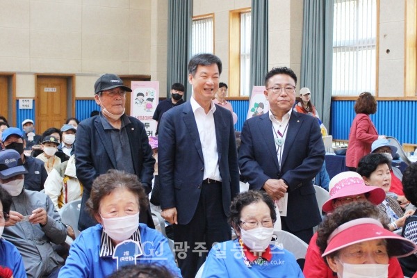 「2023 신흥동 I♥U 마을 축제」 참석한 박균택 변호사와 김의경 축제추진위원장이 주민들 가운데에서 명랑운동회를 지켜보고 있다.