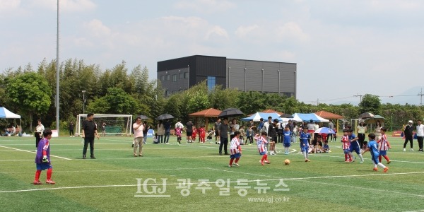 ‘2023 광산구 I – LEAGUE’ U-10세 경기 중 중원에서 공방전을 펼치고 있다.