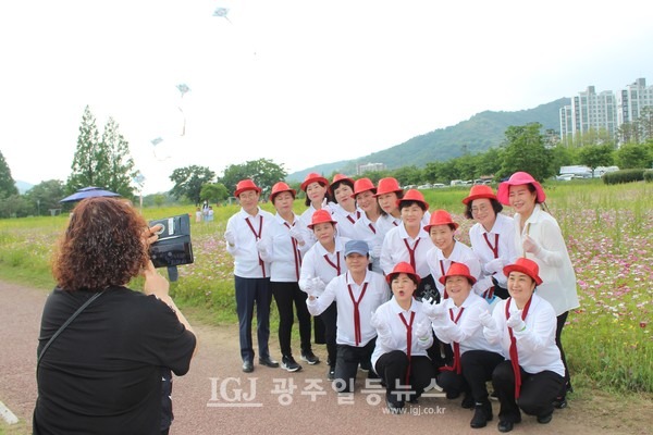 기념 촬영을 하는 어룡동 주민자치센터 프로그램 '라인댄스'팀