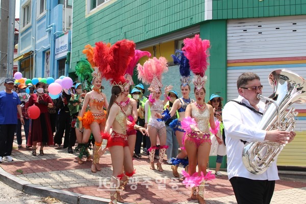 「월곡2동 글로벌 한마음 문화축제」 길놀이 시가행진 관악기 연주 모습.