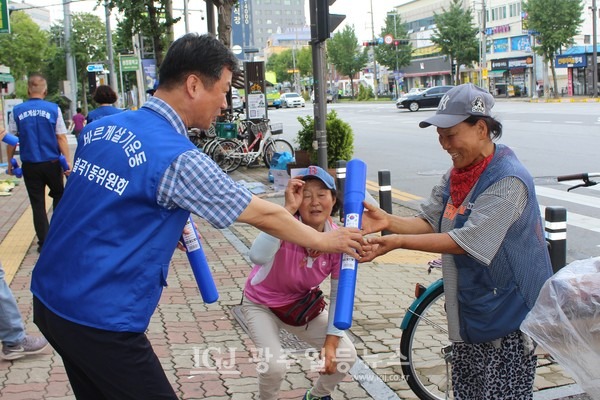 박균택 「법무법인 광산」 대표변호사가 태극기를 나눠주고 있다.