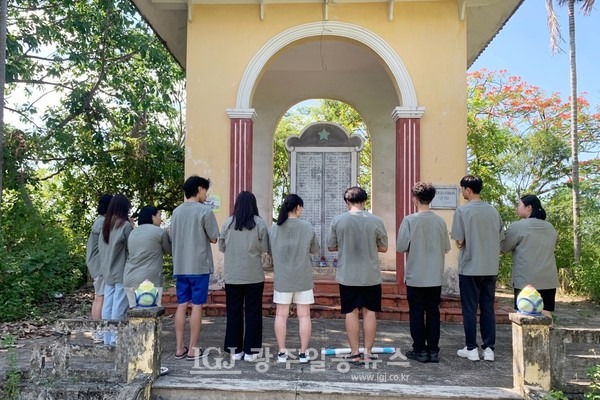 광주 광일고 '광일고래' 해외 학술탐방 학생들이 베트남 퐁니 마을에 있는 베트남전쟁 희생자 위령비를 참배하고 있다. (사진 제공 : 광일고등학교)