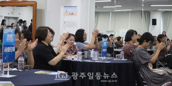 '라온' 난타 팀의 난타공연에 박수로 화답하는 참석자들 모습.
