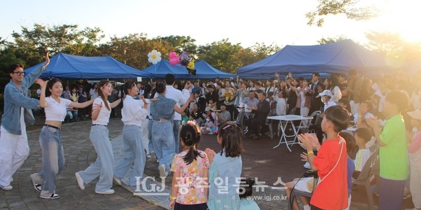 “힘-내라 소상공인 / 응답하라 대한민국” 야시장에서 호남대 댄스 동아리 학생들이 시민들과 함께 어우러지고 있다.