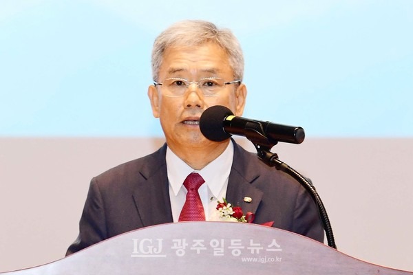 지난 9월 20일 한전 사장 취임식을 하는 김동철 사장이 취임사를 하고 있다. (사진 출처 : 한국전력공사)