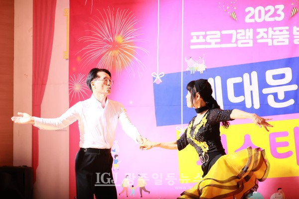 광주효령타운 '어르신 프로그램 작품발표회'에서 춤을 선보이는 모습.